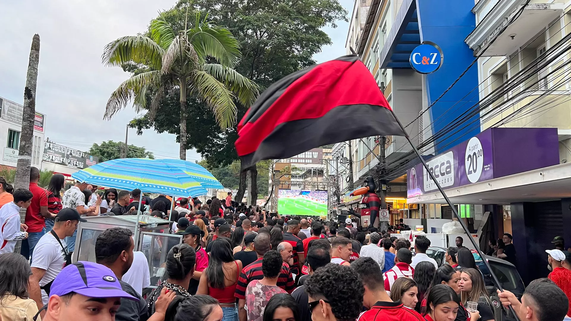 Torcedores do Flamengo celebram título da Copa do Brasil nas ruas de Santos Dumont